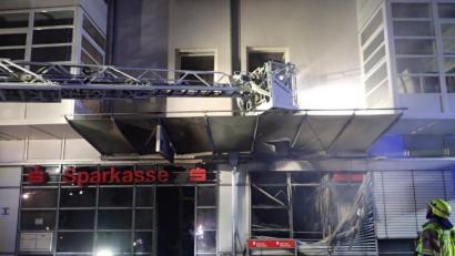 Bild: Berufsfeuerwehr Regensburg
Brand in einer Sparkasse in Regensburg. Unbekannte wollten einen Geldautomaten sprengen.