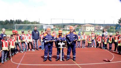 Bild: bkr
Die Feuerdrachen verabschieden Nicola Scheidler, Tyrek Schmelzer und Nils Ködel (vorne von links). Sie wechselten zur Jugendfeuerwehr, nicht aber ohne mit dem jüngsten Wehrnachwuchs noch einmal zu üben.