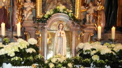 Bild: hl
Der Marienaltar samt -statue in der Pfarrkirche ist in diesem Monat für die Maiandachten besonders geschmückt.