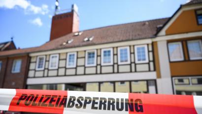 Bild: Christophe Gateau
Ein Absperrband der Polizei vor einem Haus in Wittingen. Hier wurden zwei der Leichen gefunden.