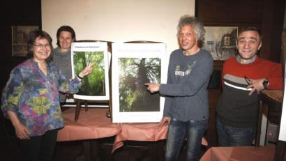 Bild: Hirsch
Die "Baumfreunde" Gabriele Jokele, Inge Stieber-Jehl, Jochen Surel und Johann Kirchberger (von links) fordern eine Verordnung zum Schutz der Bäume in der Stadt.