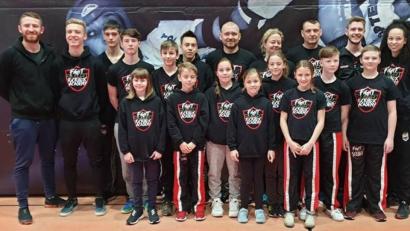 Bild: exb
Die Athleten der Fight Smart Kickbox Academy aus Sulzbach-Rosenberg, im Bild mit ihrem Trainerteam, sammelten bei der „Bayerischen“ in Erding fleißig Treppchenplätze.