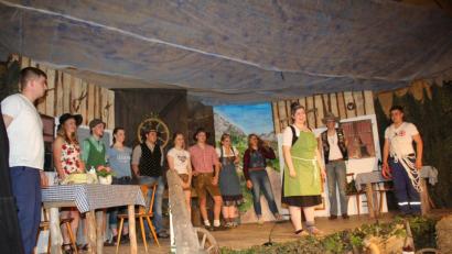 Bild: frd
Viel Beifall heimste das Ensemble des Lustspiels "Kaiserschmarrn & Eifersucht" ein. Mit diesem Stück ist die Pertolzhofener Dorfjugend zum ersten Mal auf die Theaterbühne getreten. Die Resonanz des Publikums lässt vermuten, dass es nicht der letzte Auftritt gewesen sein dürfte.