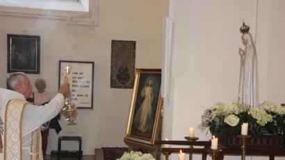 Bild: kro
Pater Notker Wolf beweihräucherte die Fatima-Statue.