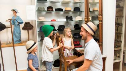 Bild: Stadt Waldsassen
Familie im Hutladen im Stiftlandmuseum Waldsassen.