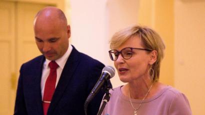 Bild: gjb
Marcela Brabačová bei ihrer Dankesrede, daneben Zweiter Bürgermeister, Jiří Černý.