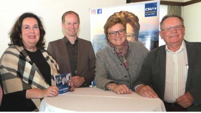 Bild: Hirsch
Pressesprecherin Gisela Schlenker, Bürgermeister Konrad Kiener, Europaabgeordnete Monika Hohlmeier und Bezirksvorsitzender Günther Loibl (von links) sprachen bei der Bezirksversammlung der Seniorenunion.