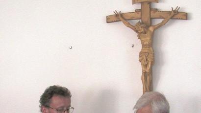 Bild: ld
Bürgemeister Ludwig König (rechts) vereidigte Dieter Suttnet als neues Mitglied des Gemeinderats.