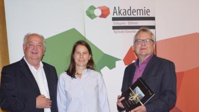 Bild: weu
Der Vorsitzende der Akademie Ostbayern-Böhmen, Josef Schönhammer, und Programmkoordinator Hans Fischer bedankten sich bei der Referentin, Diplom-Informatikerin Gudrun Fischer, für den kompetenten Vortrag über „Chancen der Digitalisierung im ländlichen Raum“.