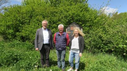 Bild: ua
Bürgermeister Franz Mädler mit dem neuem Biodiversitätsbeauftragten Johann Schmaußer (Mitte) sowie Nina Forster vom Bauamt.