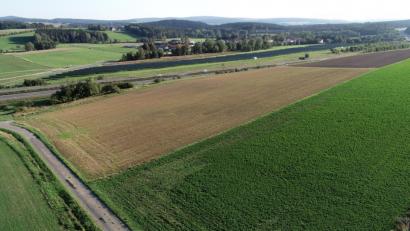 Bild: bey
Jetzt ist es endgültig: Die Photovoltaikanlage in der Flur "Lohma-Lust" (umgepflügte Fläche) darf gebaut werden. Der Stadtrat beschloss den Bebauungsplan als Satzung.