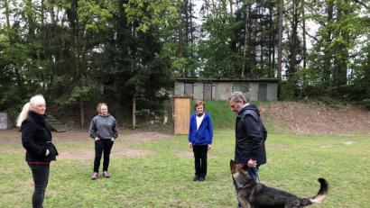 Bild: ksi
"Boro vom Wackerland“ muss sich mit Hundeführer Max Helgert bei der Fußarbeit in der Gruppe beweisen.