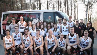 Bild: DJK Neustadt Basketball/Andrea Bierwirth
Während der Regionalligasaison 2018/19 müssen die Neustädter Basketballer bei Auswärtsfahrten in Bayern, Thüringen und Sachsen insgesamt 3792 Kilometer zurücklegen. Auch hier haben die Neustädter Unterstützer gefunden.