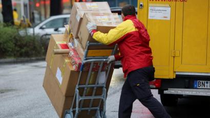 Bild:  Malte Christians/dpa
Schleppen für die Konsumfreuden der Kunden: Paketboten sind nicht die Profiteure des E-Commerce-Booms.
