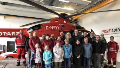 Bild: exb
Die Besucher der Frauen Union Waldsassen in der Luftrettung in Weiden.