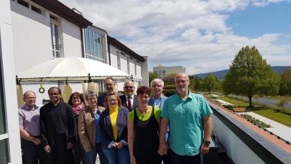 Bild: exb
Die geladenen Gäste bewunderten die Terrasse der Fitteria mit Blick auf die Kurpromenade und den Tillenberg.
Von rechts Axel Grünert, Gerhard Geiger, Katrin Grünert, Bürgermeister Klaus Meyer, Ursula Stingl, Alfons Schnurrer, Claudia Summer, Roswitha Schmeller, Pfarrer George Parankimalil, Jürgen Rath.