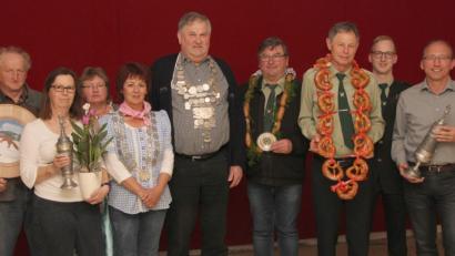 Bild: bgl
Die Schützenmeister Johannes Schneeberger (Zweiter von rechts) und Johann Fuchs (Vierter von rechts) sowie Schießleiter Alfred Schießlbauer (Dritter von rechts) zeichneten treffsichere Mitglieder beim Verein "Murachtal" aus. Geehrt wurden (von links) Johann Schneeberger, Angelina Schneeberger, Gerlinde Fleischmann, Schützenliesl Monika Zinkl, Schützenkönig Jakob Kiener und Wanderpokalgewinner Herbert Bauer.
