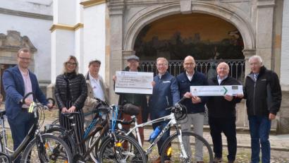 Bild: Kunz
Kann das Geld dringend brauchen: Der Vorsitzende des Fördervereins Simultankirchenradweg Pfarrer Hans-Peter Pauckstadt-Künkler.