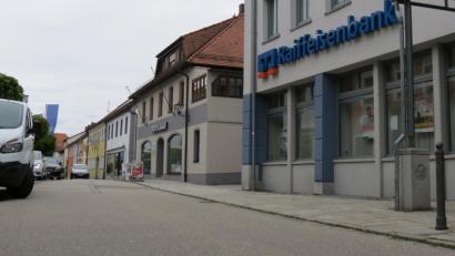 Bild: kö
In der Bahnhofstraße werden demnächst die Wasserleitungen erneuert und der Kanal saniert. Dazu findet am 23. Mai, um 19 Uhr, im Rathaus eine Versammlung für die Anlieger statt.