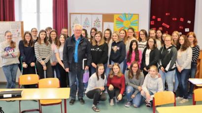 Bild: exb
Franz Malzer informierte jetzt in der Mädchenrealschule über seine Arbeit als Betriebsrat bei Schott Mitterteich.