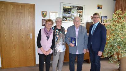 Bild: gi
Reinhold Nowaschewski weilt zum 25. Aufenthalt in Moosbach. Bürgermeister Hermann Ach (rechts) überreichte ihm eine Ortschronik. Begleitet wurde er von Quartiergeberin Anneliese Rappl und Lebensgefährtin (von links).