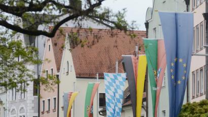 Bild: Gabi Schönberger
Die Europafahne weht vor dem alten Rathaus in Weiden.