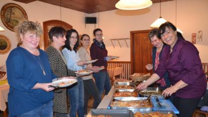 Bild: gi
Zum Schluss des Kochabends wurden alle Gerichte zusammen gestellt. Die Frauen und Mädchen konnten dann probieren. Referentin Monika Schnupfhagn und Vorsitzende Lisa Ach (von rechts) freuten sich, dass es ihnen so gut mundete.