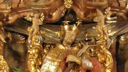 Bild: hl
Eine Figur auf dem Hochaltar der Waldecker Pfarrkirche stellt den heiligen Johannes von Nepomuk dar.