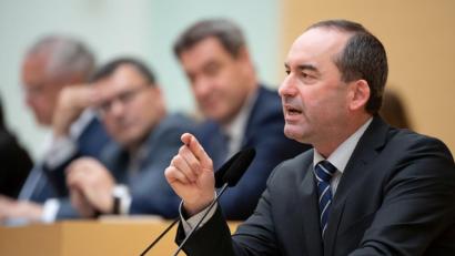 Bild: Sven Hoppe/dpa
Hubert Aiwanger (rechts, Freie Wähler), Wirtschaftsminister von Bayern, spricht im bayerischen Landtag während einer Plenarsitzung. Im Hintergrund verfolgen Joachim Herrmann (von links nach rechts, CSU), Innenminister von Bayern, Florian Herrmann (CSU), Leiter der bayerischen Staatskanzlei und Markus Söder (CSU), Ministerpräsident von Bayern, die Rede. Thema der Sitzung ist der Staatshaushalt.