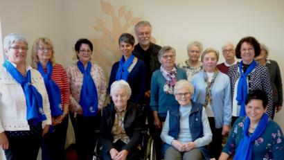 Bild: mng
Teamsprecherin Christine Pfeiffer (links) ehrt langjährige Mitglieder: Ruth Baur, Juliane Severin, Irene Koppauner, Rosi Seitz, Berta Sporr, Josefine Walberer (von rechts) sowie Hermine Meier und Maria Neumann (sitzend, von rechts). Neu wurden Gabriele Rauch, Renate Kneidl und Rita Graser (Zweite bis Vierte von links) im Katholischen Frauenbund aufgenommen.