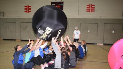Bild: bnr
Kin-Ball heißt die neue Trendsportart, die besonders für Schulen interessant ist.