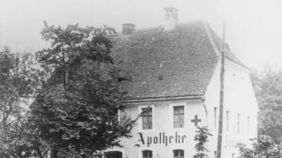 Bild: Heimatverein Eschenbach
Von 1848 bis 1966 befand sich die Stadt-Apotheke Eschenbach in diesem Haus neben der Mariahilf-Bergkirche.