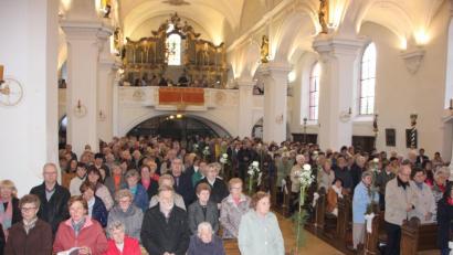 Bild: kro
Übervoll war am Monatsdreizehnten die Tirschenreuther Stadtpfarrkirche bei der 385. Wallfahrt.