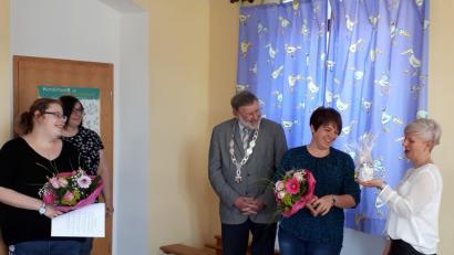 Bild: exb
Anna Toman (Zweite von rechts) stattete dem Kinderhaus "Dorfpiraten" einen Besuch ab.