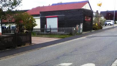 Bild: ld
Deutlich sichtbar ist die "30" vor dem Kinderhaus Don Bosco. Es gibt immer wieder Beschwerden, dass sich viele nicht daran halten.