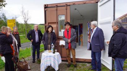 Bild: weu
Auf großes Interesse stieß die Vernissage zur Ausstellung „Corso“ des Künstlers Armin Saub bei der kleinsten Kunsthalle in Pertolzhofen. Heiko Herrmann (Dritter von rechts) gab dazu eine Einführung.
