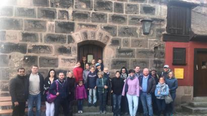 Bild: soj
Zusammen mit Pfarrer Pater Anish George erkundeten die Kommunionkinder mit ihren Eltern in Nürnberg den "Turm der Sinne".