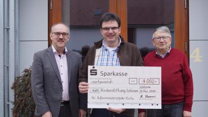 Bild: weu
Hubert Reimer (rechts) spendet 4000 Euro für die Kirchenrenovierung.