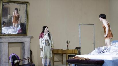 Bild: Konrad Fersterer
"Herzliches Beileid" im Staatstheater Nürnberg: Lustvoll zerfetzt man sich in immer absurderen Anwürfen, Hohlformeln und Floskeln, bis jeder Sinn aus dem längst ritualisierten Kampf entwichen ist. Im Bild (von links): Thomas Nunner (Lucien) und Ulrike Arnold (Yvonne).