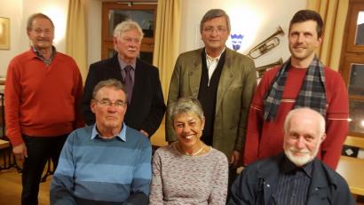 Bild: exb
Die Vorstandsmitglieder der Liedertafel gratulieren den Geehrten (hinten von links): Hans Weigert, Walter Burger, Gerhard Hüttl und Christian Farnbauer. Vorne von links: Rudolf Baumgardt, Gudrun Kirschner und Martin Gäckle, der seit 60 Jahren Mitglied im Verein ist.