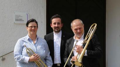 Bild: wku
Friederike Seidel-Kohl, Leiterin des Chores Da Capo, Pfarrer Stefan Fischer und Dekanats-Posaunenchorleiter Kurt Lehnerer (von links) freuen sich auf Sonntag.