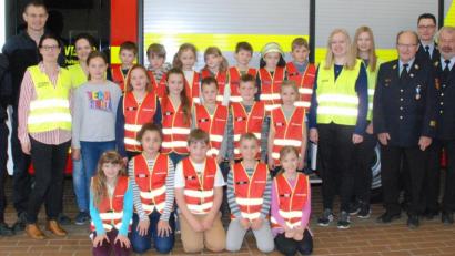 Bild: sche
Strahlende Gesichter bei der Kinderfeuerwehr Freudenberg-Wutschdorf mit (von links) 2. Kommandant Peter Meßmann, Tobias Hirn, Stefanie Gebhard, Marina Daubenmerkl und (von rechts) Bürgermeister Alwin Märkl, KBR Fredi Weiß, Kommandant Armin Daubenmerkl, KBI Hubert Blödt, Sofia Dotzler sowie Anna Riß.