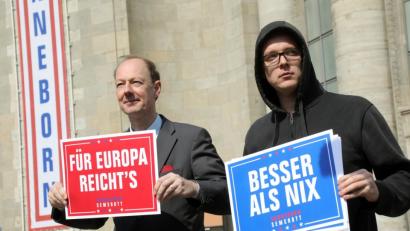 Bild: Wolfgang Kumm/dpa
Martin Sonneborn (Die PARTEI), Vorsitzender, und Nico Semsrott (r), Comedian, starten vor der Volksbühne im Bezirk Mitte mit Pressekonferenz und Fototermin in den EU-Wahlkampf.