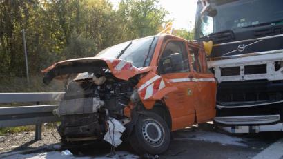 Bild: rw
In diesen Warnleitanhänger der Autobahnmeisterei krachte im Oktober 2018 ein Lkw auf der A 93 bei Wiesau. Der Fahrer hatte den Anhänger trotz deutlicher Warnzeichen übersehen. Am Fahrzeug standen vier Straßenmeister, die sich in letzter Sekunde retten konnten.
