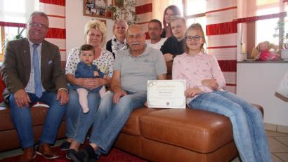 Bild: wro
Helga und Manfred Dietz freuten sich über die vielen Glückwünsche. Im Bild von links Bürgermeister Toni Dutz, Helga Dietz, Urenkelin Elly, Marion Fladerer, Manfred Dietz, Schwiegersohn Thomas Fladerer sowie die Enkel Hannah, Yannick und Luisa Fladerer.