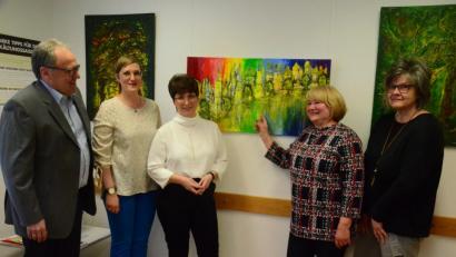 Bild: Kunz
Dr. Franz-Hermann Beckmann (links) freut sich mit (von links) Liubov Kulesh, Margarete Marbach, Olga Kelwig und Beate Spickenreuther über die Vernissage. Die 50 Werke sind über mehrere Räume verteilt.