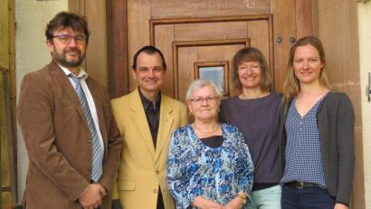 Bild: ow
Im Kreise ihrer Familie feiert Helga Dötsch (Mitte) 90. Geburtstag. Zu den zahlreichen Gratulanten gehören auch die beiden Enkeltöchter (rechts) sowie Pfarrer Hartmut Klausfelder (Zweiter von links) und Bürgermeister Wolfgang Haberberger (links).