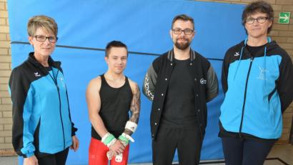 Bild: jr
Sascha Klughardt (Zweiter von links) und Florian Reiß sind die ersten Kampfrichter, die der TSV Pechbrunn-Groschlattengrün hat. Beide haben die Prüfung in Lichtenfels erfolgreich bestanden. Darüber freuen sich TSV-Vorsitzende Doris Reiß (links) und Oberturnwartin Uta Habedank. Beide sehen den Verein damit weiter auf dem richtigen Weg.