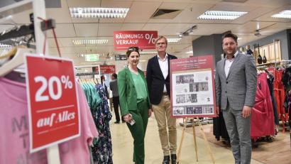 Bild: Miedl
In zwei Wochen beginnt der Umbau im ersten Stock des Marktredwitzer Kaufhauses, erklärten Firmenchefin Caroline Frey, Geschäftsführer Helmut Hagner und Hausleiter Tobias Kastner (von links).