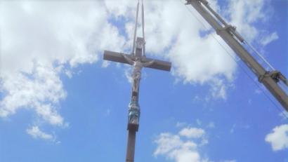 Bild: tu
Ein Kranwagen hievt das imposante Holzkreuz in der Neuenhammerstraße wieder an seinen angestammten Platz.